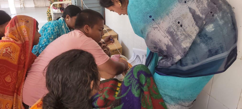 इलाजरत घायल युवक