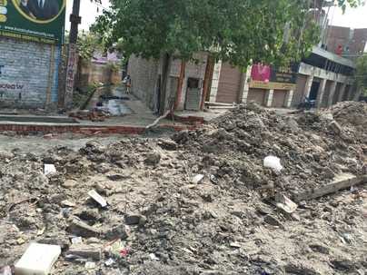 जल निकासी से प्रभावित वल्लभनगर कॉलोनी का जायजा लेते डीएम संजय कुमार सिंह।स्रोत: सूचना विभाग जल निकासी से प्रभावित वल्लभनगर कॉलोनी का जायजा लेते डीएम संजय कुमार सिंह।स्रोत: सूचना विभाग