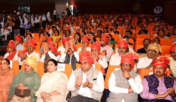 जम्मू विश्वविद्यालय मेंं आयोजित भगवान महावीर जयंती पर आयोजित कार्यक्रम को संबोधित करते उपराज्य