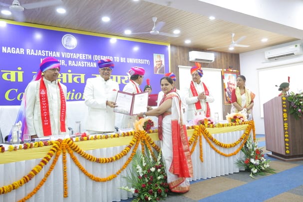 विद्यापीठ यूनिवर्सिटी के दीक्षांत समारोह मे पहुंचे मंत्री गजेंद्र सिंह शेखावत 