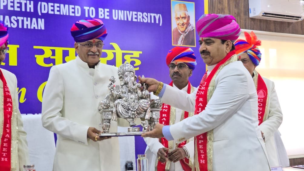 विद्यापीठ यूनिवर्सिटी के दीक्षांत समारोह मे पहुंचे मंत्री गजेंद्र सिंह शेखावत 
