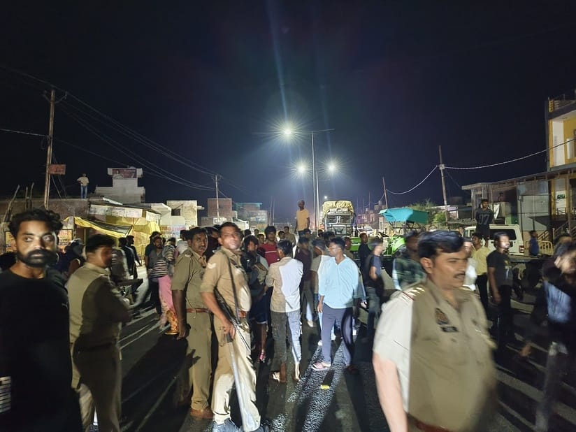 मेरठ करनाल हाईवे के दबथुआ में सड़क हादसे दो युवकों की मौत पर विलाप करती महिलाएं। संवाद मेरठ करनाल हाईवे के दबथुआ में सड़क हादसे दो युवकों की मौत पर विलाप करती महिलाएं। संवाद