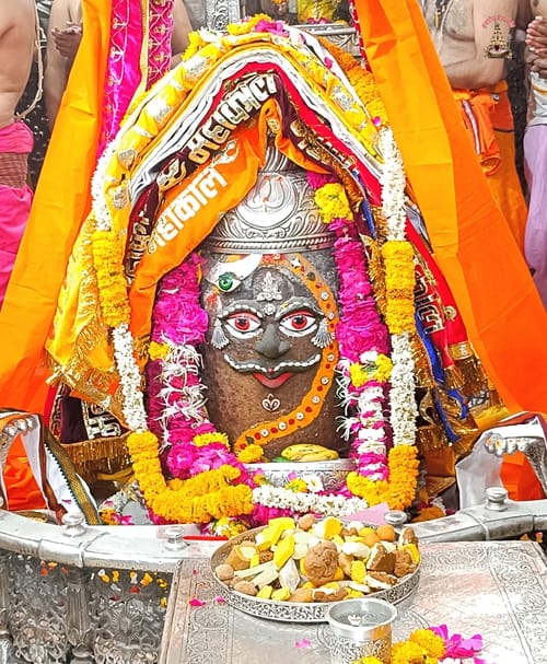 भस्म आरती के पहले कुछ ऐसे हुआ पंचामृत स्नान। 