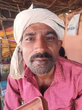 रामलीला मार्ग पर पड़े पत्थर और किनारे पर लगा पत्थरों का ढेर  संवाद