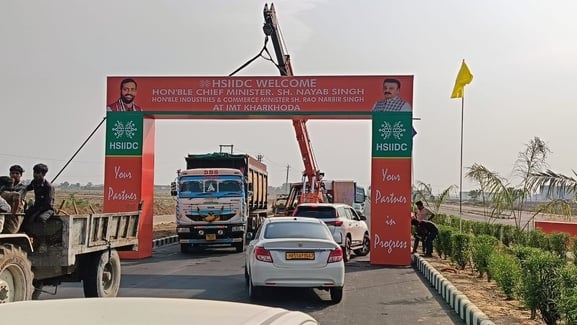 सोनीपत के खरखौदा आईएमटी में मुख्यमंत्री के दौरे से पहले निरीक्षण करते डीसीपी नरेंद्र कादियान व सोनीपत के खरखौदा आईएमटी में मुख्यमंत्री के दौरे से पहले निरीक्षण करते डीसीपी नरेंद्र कादियान व