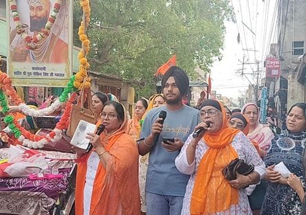 शाहजहांपुर में नगर कीर्तन में शामिल पंच प्यारे। संवाद