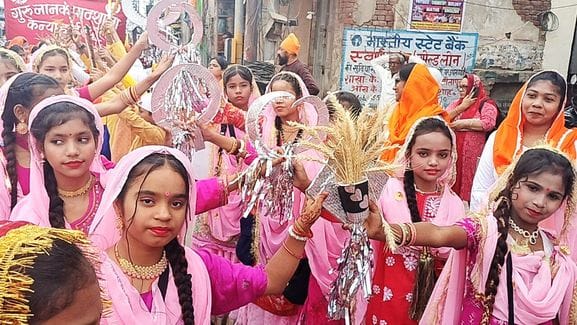 शाहजहांपुर में नगर कीर्तन में शामिल पंच प्यारे। संवाद