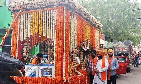 शाहजहांपुर में नगर कीर्तन में शामिल पंच प्यारे। संवाद