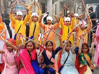 शाहजहांपुर में नगर कीर्तन में शामिल पंच प्यारे। संवाद
