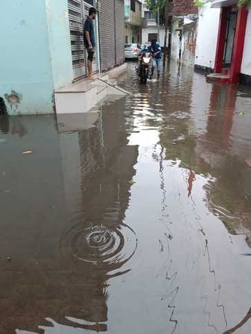 शहर के स्टेशन मार्ग पर भरा बारिश का पानी।संवाद