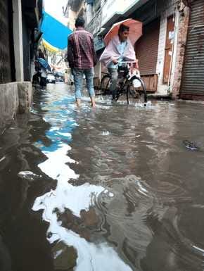 शहर के स्टेशन मार्ग पर भरा बारिश का पानी।संवाद
