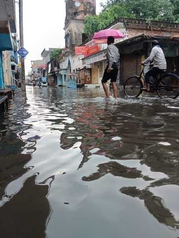 शहर के स्टेशन मार्ग पर भरा बारिश का पानी।संवाद