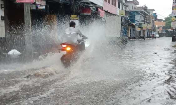 शहर के स्टेशन मार्ग पर भरा बारिश का पानी।संवाद