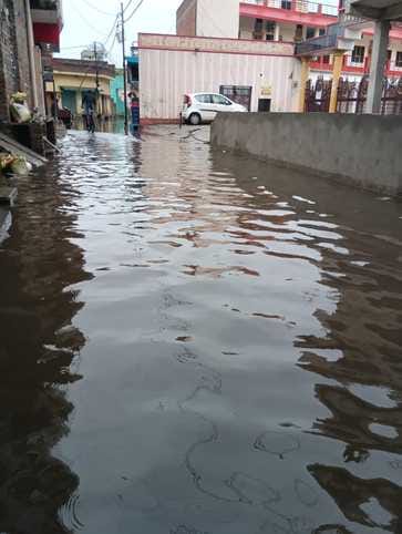 शहर के स्टेशन मार्ग पर भरा बारिश का पानी।संवाद