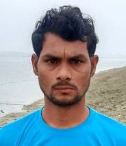 धारूपुर गांव के समीप मार्ग हादसे में डब्लू निषाद की मौत के बाद घटना की जांच करती पुलिस। संवाद धारूपुर गांव के समीप मार्ग हादसे में डब्लू निषाद की मौत के बाद घटना की जांच करती पुलिस। संवाद