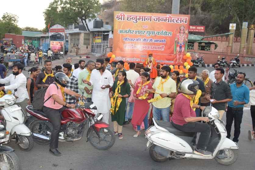 युवा कांग्रेस ने किया भगवा दुपट्टे व हनुमान चालीसा का वितरण युवा कांग्रेस ने किया भगवा दुपट्टे व हनुमान चालीसा का वितरण