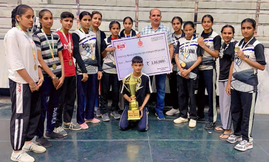107-कैथल। राजकीय मिडल स्कूल डुल्यानी की बेटियां मैदान पर अभ्यास करती। संवाद 107-कैथल। राजकीय मिडल स्कूल डुल्यानी की बेटियां मैदान पर अभ्यास करती। संवाद