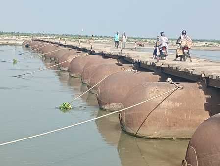 बाढ़ बचाव कार्यस्थल पर भरा नदी का पानी स्रोत: जागरूक ग्रामीण बाढ़ बचाव कार्यस्थल पर भरा नदी का पानी स्रोत: जागरूक ग्रामीण