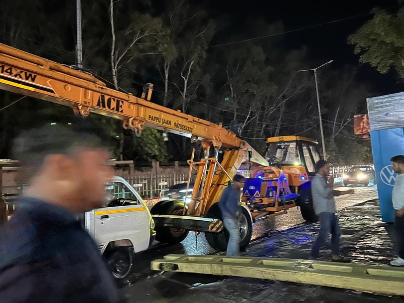 चौधरी चरण सिंह विश्वविद्यालय के सामने आंधी तूफान से गिरा यूनीपोल