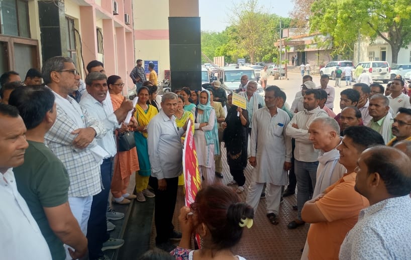 फोटो 02: सोनीपत लघु सचिवालय में अपनी मांगों को लेकर प्रदर्शन करते एचकेआरएनएल कर्मी। संवाद
