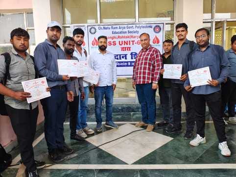 फोटो-11सीटीके06 रक्तदान शिविर में रक्तदातओं को सम्मानित करते हुए संस्थान के सदस्य। स्रोत: पंचा