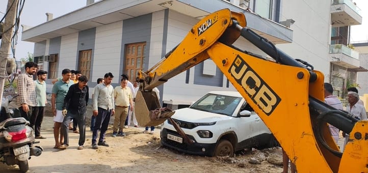 फोटो 12: सोनीपत के गन्नौर स्थित बसंत विहार में गली में फंसी गाड़ी को बुलडोजर से निकालते स्थानीय फोटो 12: सोनीपत के गन्नौर स्थित बसंत विहार में गली में फंसी गाड़ी को बुलडोजर से निकालते स्थानीय