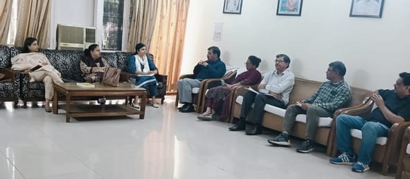 फोटो 21- सोनीपत के रेलवे रोड स्थित लोक निर्माण विभाग के विश्राम गृह में जिला शिक्षा अधिकारियों 