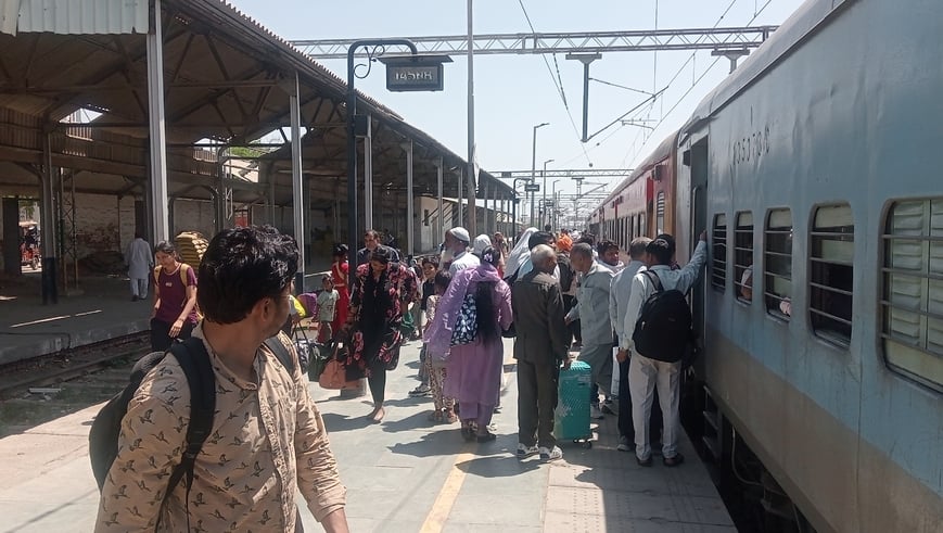 फोटो 24- सोनीपत स्टेशन पर ट्रेन में सवार होते यात्री। संवाद