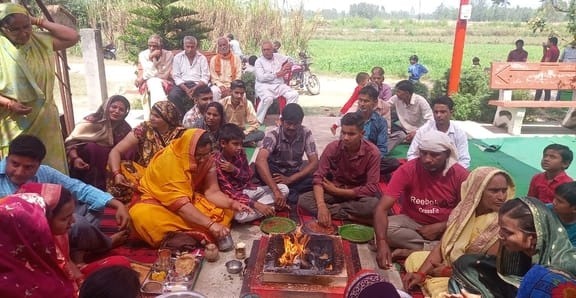 मंडावली में हनुमान जन्मोत्सव पर यज्ञ करते श्रद्धालु। (संवाद)