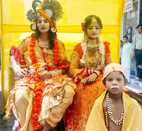 मंडावली में हनुमान जन्मोत्सव पर यज्ञ करते श्रद्धालु। (संवाद)