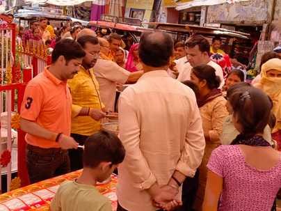 मंडावली में हनुमान जन्मोत्सव पर यज्ञ करते श्रद्धालु। (संवाद)