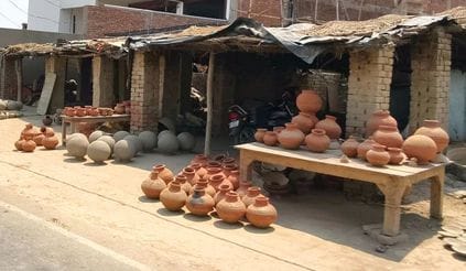 मंझनपुर कस्बे में कूलर लेकर जाता युवक। संवाद मंझनपुर कस्बे में कूलर लेकर जाता युवक। संवाद