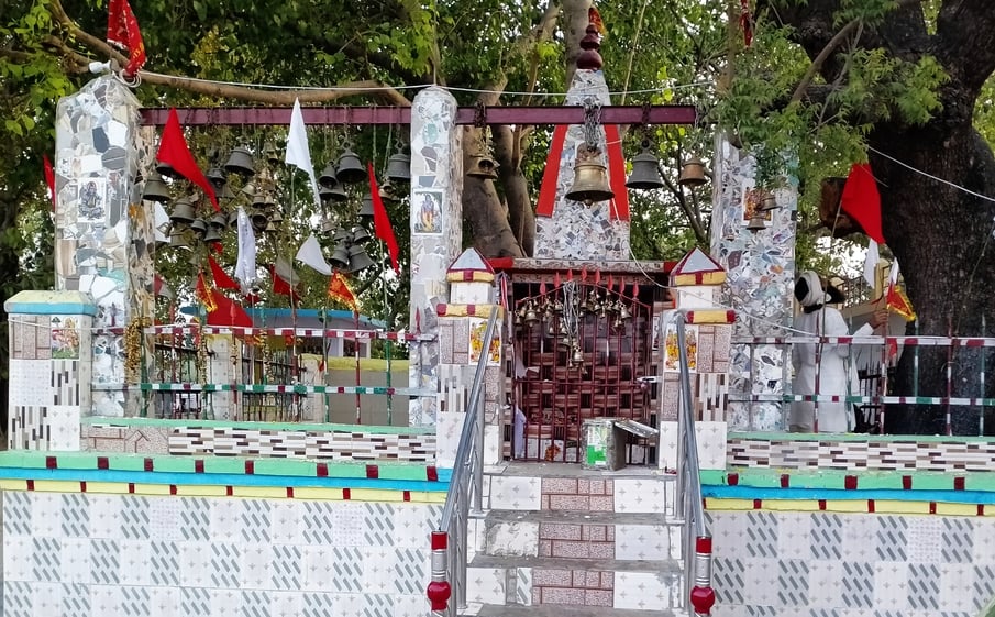 मिर्जापुर के ग्राम कीलापुर में मेला के लिए लगाई जा रहीं दुकाने। संवाद मिर्जापुर के ग्राम कीलापुर में मेला के लिए लगाई जा रहीं दुकाने। संवाद