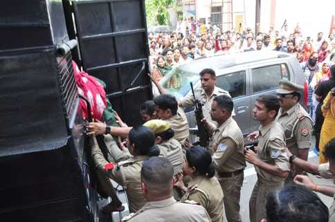 मेरठ मेडिकल में अल्ट्रासाउंड कराने  के बाद मुस्कान को वापस जेल लेकर जाती पुलिस