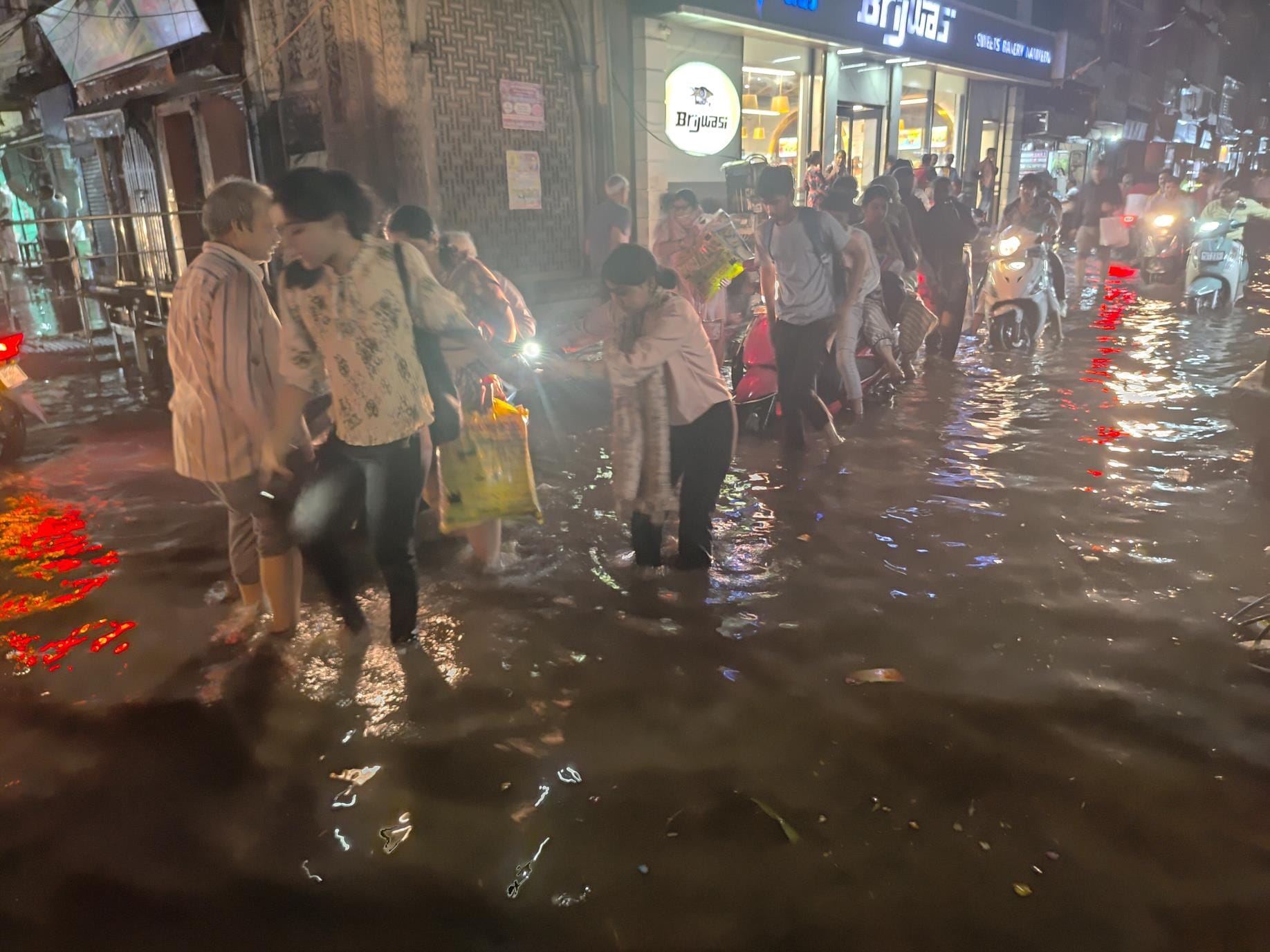 मथुरा। कृष्णानगर में बारिश के दौरान लगे जाम में फंसे वाहन।