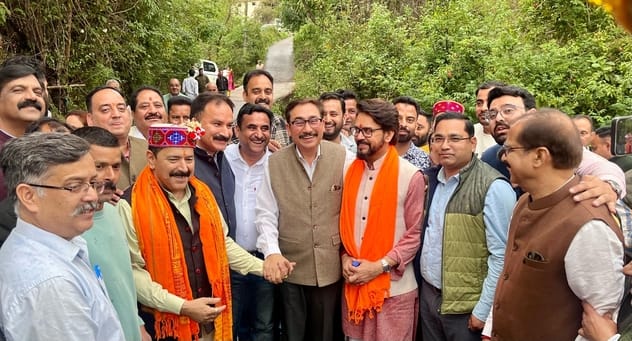नगरोटा बगवां में पूर्व केंद्रीय मंत्री अनुराग ठाकुर का स्वागत करते पूर्व विधायक कूका व परिवारजन