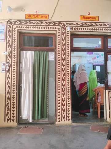 शाहजहांपुर के कटियाटोला के आरोग्य हेल्थ मंदिर में दोपहर तीन बजे सीट पर बैठकर सोते फार्मासिस्ट। 