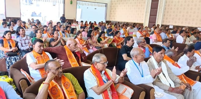 शहर के एक वैंकट हाल में आयुर्वेदिक महाविद्यालय के पुरातन छात्र सम्मेलन में किया गया पत्रिका का 