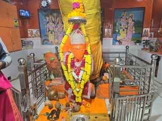 दोनी गांव में विराजमान हनुमान जी की प्रतिमा