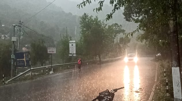 धर्मशाला की धौलाधार पहाड़ियों पर हुआ ताजा हिमपात। संवाद धर्मशाला की धौलाधार पहाड़ियों पर हुआ ताजा हिमपात। संवाद