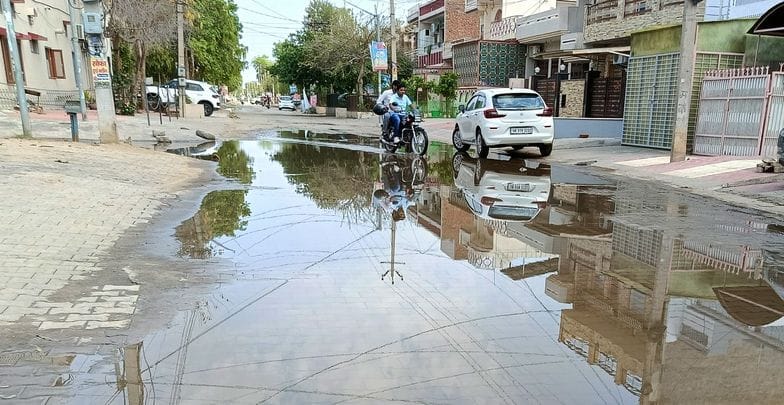 12जेएनडी04-पिल्लूखेड़ा के गांव रिटोली में तूफान से गिरा ट्रांसफार्मर। संवाद