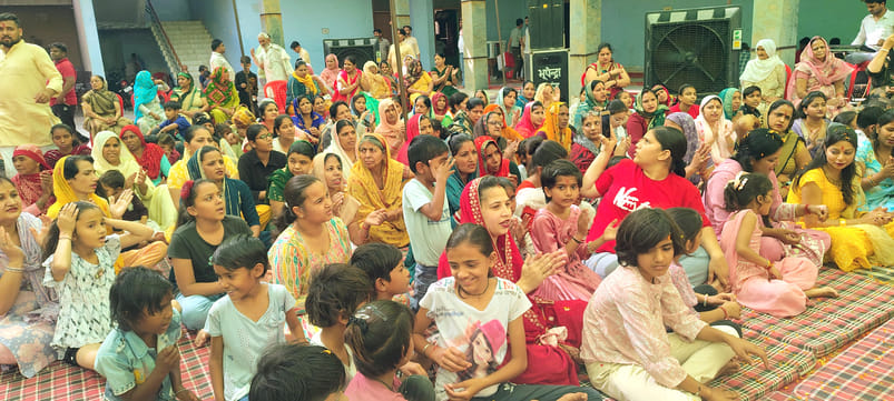 12जेएनडी08-हनुमान के कीर्तन में बाबा का गुणगान करते गायक। संवाद 12जेएनडी08-हनुमान के कीर्तन में बाबा का गुणगान करते गायक। संवाद