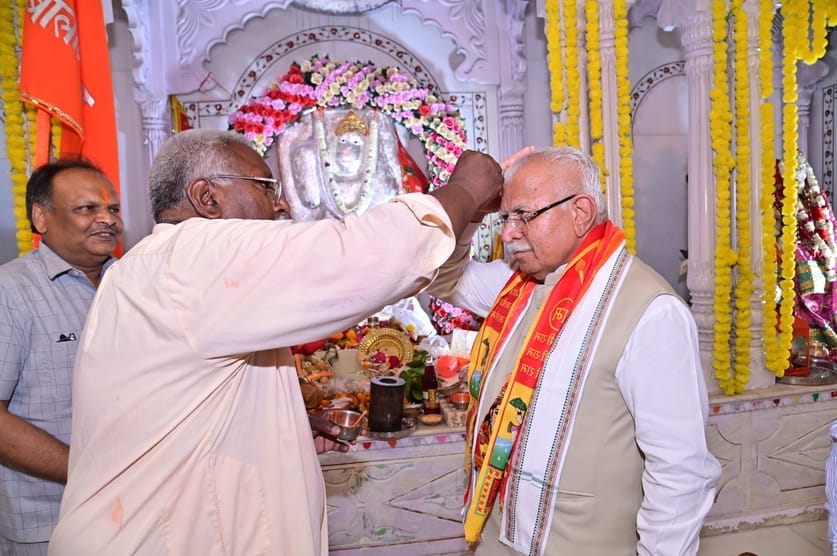 12सीटीके17 : पैतृक गांव बनियानी में ग्रामीणों के साथ मौजूद केंद्रीय मंत्री एवं पूर्व मुख्यमंत्र 12सीटीके17 : पैतृक गांव बनियानी में ग्रामीणों के साथ मौजूद केंद्रीय मंत्री एवं पूर्व मुख्यमंत्र