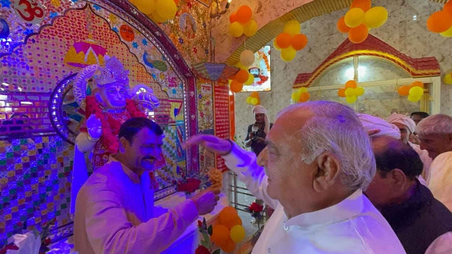 12सीटीके19 नांदल गांव में पूर्व मुख्यमंत्री भूपेंद्र सिंह हुड्डा का स्वागत करते बुजुर्ग। स्रोत 