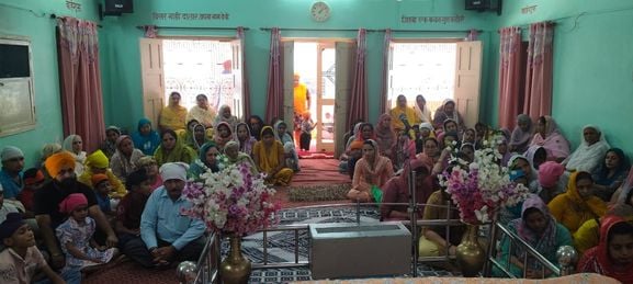 13जेएनडी12: गुरूद्वारा में  शब्द कीर्तन करते हुए। कमेटी