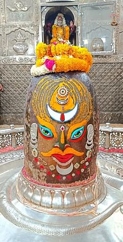 आज भस्म आरती में कुछ ऐसे निराले स्वरूप में सजे बाबा महाकाल