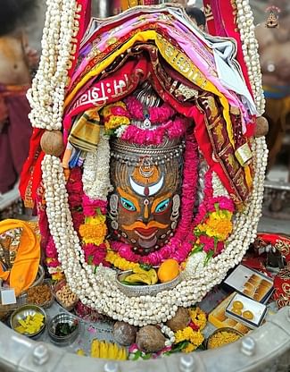 आज भस्म आरती में कुछ ऐसे निराले स्वरूप में सजे बाबा महाकाल