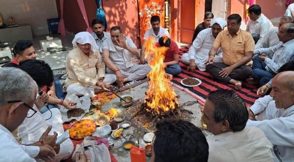 बाबैन। हनुमान जयंती पर आयोजित हवन में आहुति डालते श्रद्धालु। संवाद बाबैन। हनुमान जयंती पर आयोजित हवन में आहुति डालते श्रद्धालु। संवाद