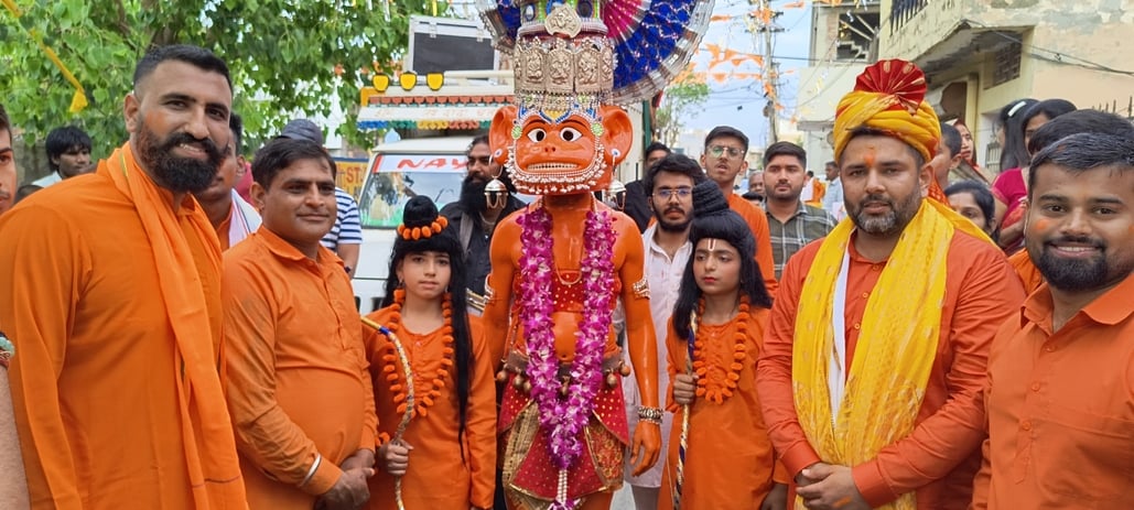 फोटो 12- सोनीपत शहर में श्री हनुमान जन्मोत्सव पर निकाली गई शोभायात्रा में राम-लक्ष्मण व हनुमान फोटो 12- सोनीपत शहर में श्री हनुमान जन्मोत्सव पर निकाली गई शोभायात्रा में राम-लक्ष्मण व हनुमान