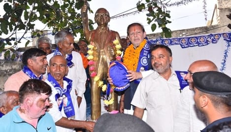 फोटो 22- सोनीपत के गांव जुआं में बाबा साहेब डॉ. भीमराव आंबेडकर की प्रतिमा का अनावरण करते सहकारि फोटो 22- सोनीपत के गांव जुआं में बाबा साहेब डॉ. भीमराव आंबेडकर की प्रतिमा का अनावरण करते सहकारि